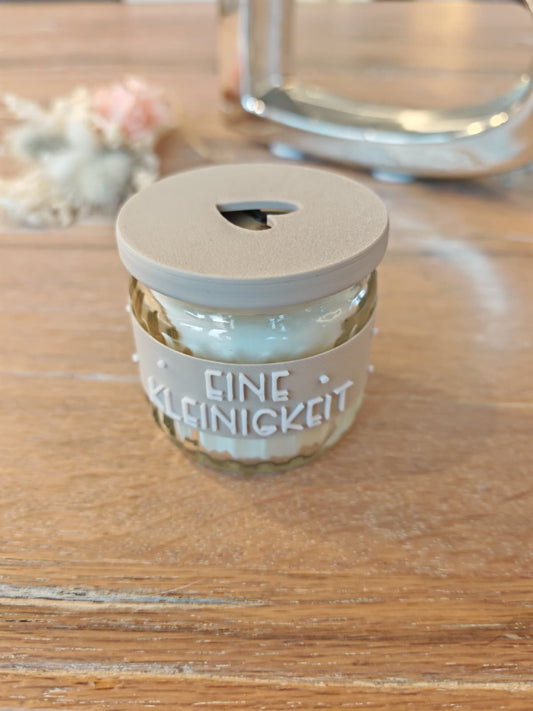 Kleine Duftkerze mit Herzdeckel & Banderole – Vanille