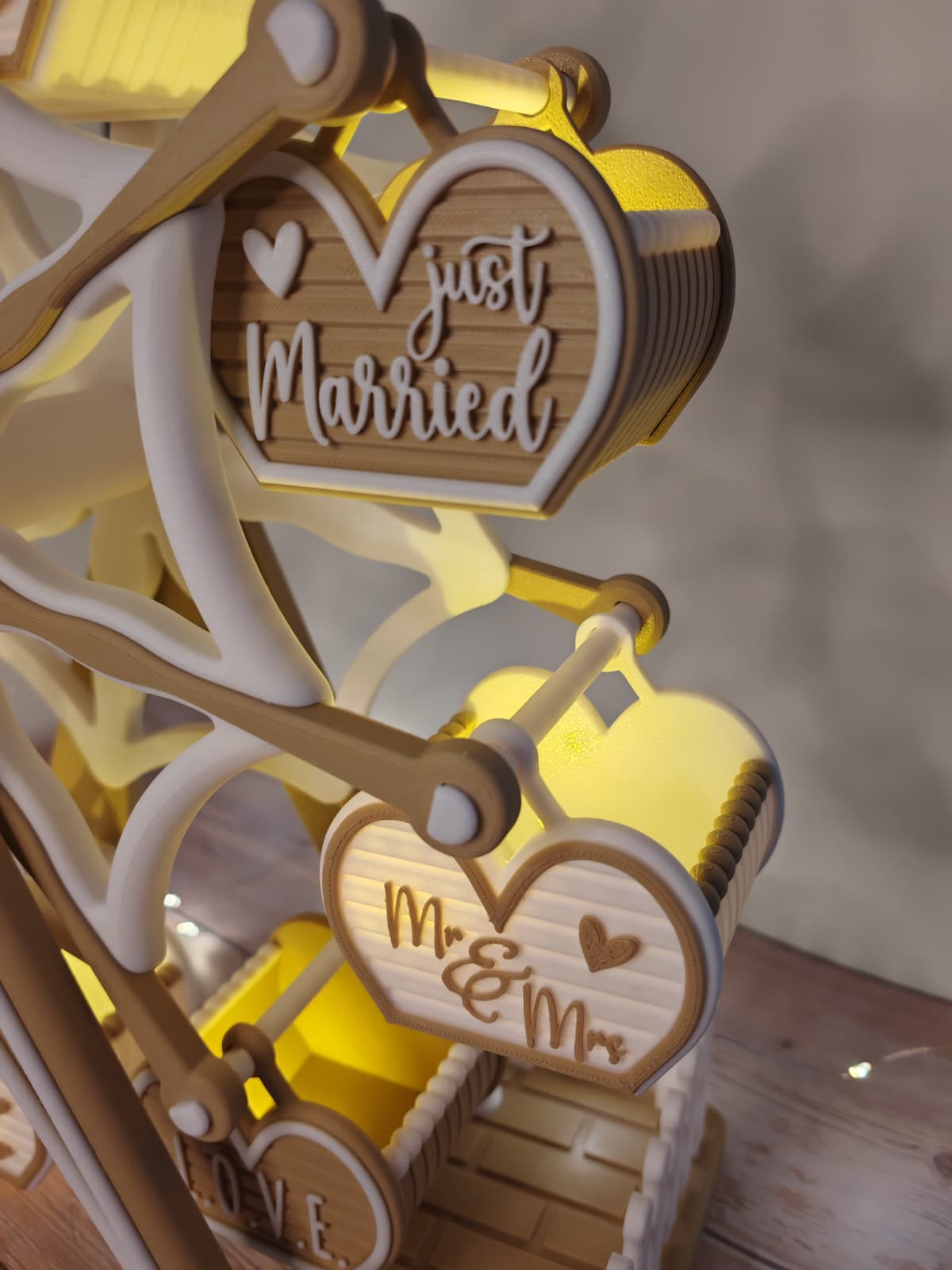 Riesenrad „Love Edition“ – 3D-gedruckte Hochzeitsdeko mit romantischen Gondeln