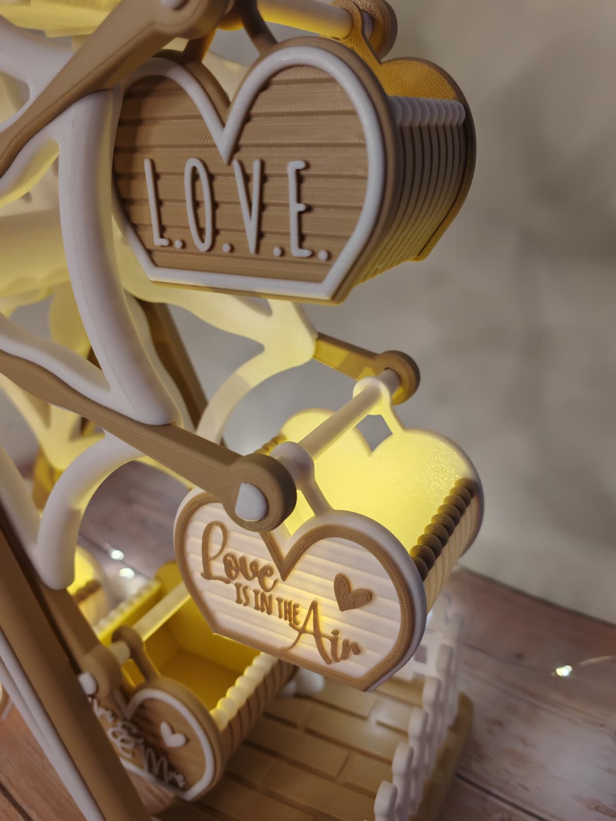 Riesenrad „Love Edition“ – 3D-gedruckte Hochzeitsdeko mit romantischen Gondeln