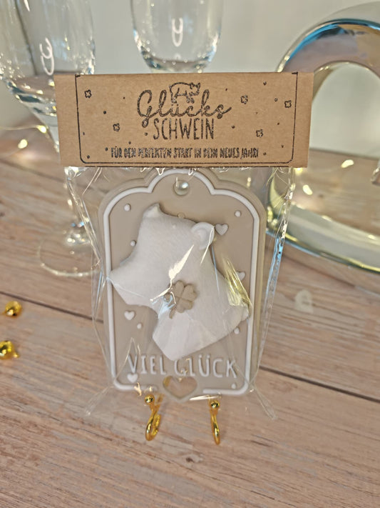 Glücksmagnet „Mathilde“ – Süßes Glücksschwein als Magnet | Glücksbringer Geschenk mit Brettchen oder Karte