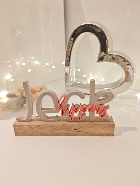 Jeck happens – närrischer 3D-Schriftzug mit Eichenholz-Sockel