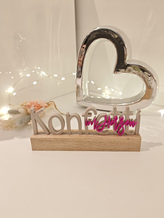Konfetti im Herzen – närrischer 3D-Schriftzug mit Eichenholz-Sockel