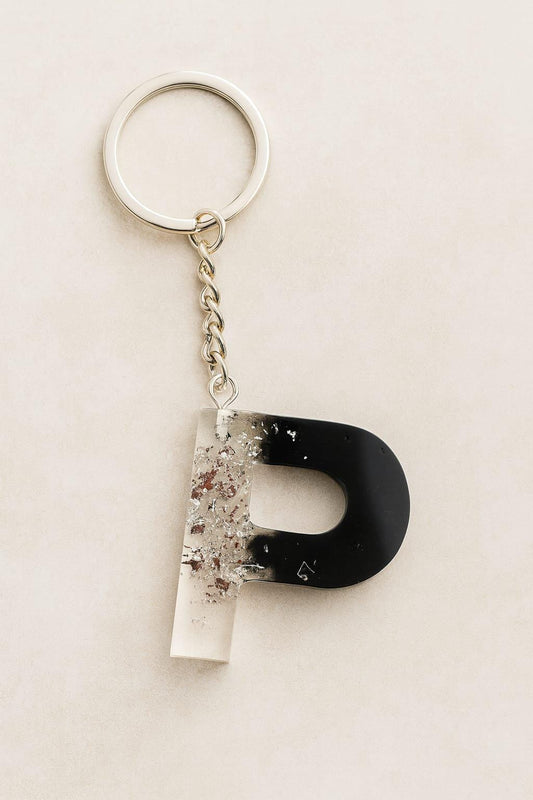 Personalisierter Buchstaben-Schlüsselanhänger aus Epoxidharz mit Silber-Akzenten | Individuelle Geschenkidee | Farbwahl möglich